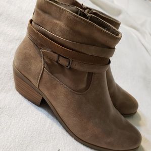 Cloudwalkers ankle booties in tan leather
